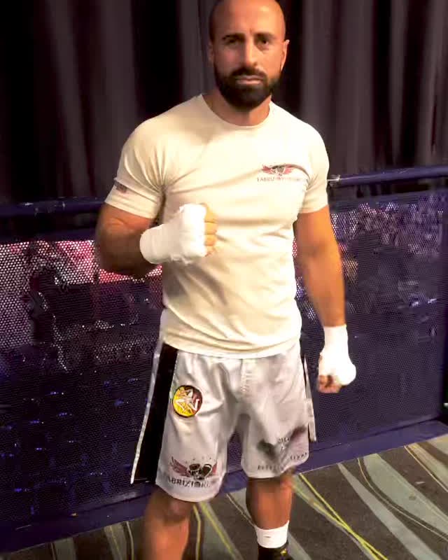 Rocky Siciliano mit bandagierten Händen in der Arena in Bolton