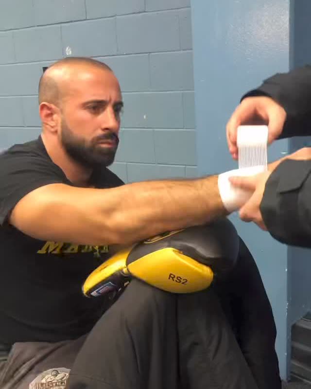 Rocky Siciliano bekommt vor dem Kampf die Hände bandagiert