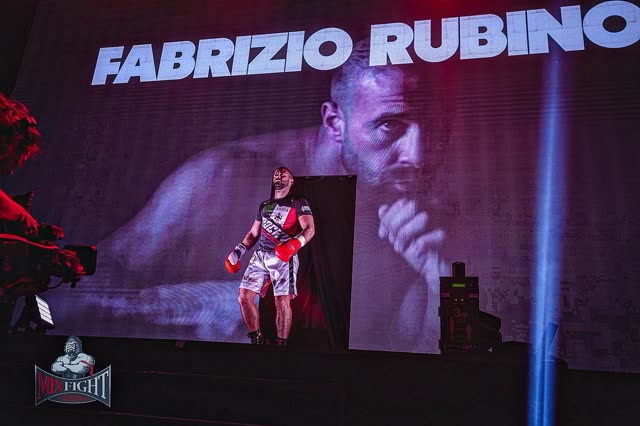 Rocky Siciliano beim Einlauf zum Kampf – auf der Leinwand steht „Fabrizio Rubino“