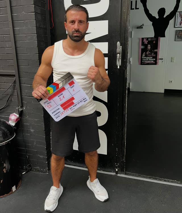 Rocky Siciliano mit Filmklappe am Set